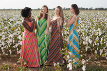 Carregar imagem no visualizador da galeria, Girls wearing handwoven smock dresses with stripes of different colors, in a cotton field
