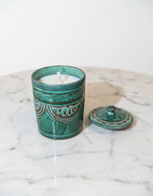 Carregar imagem no visualizador da galeria, Green ceramic candle with decorative patterns on a marble surface