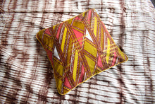 Carregar imagem no visualizador da galeria, Pale Pink and Kaki Green Wax cushion cover

