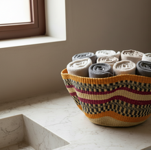 Cargar imagen en el visor de la galería, Pink Daisy wavy Bolga basket
